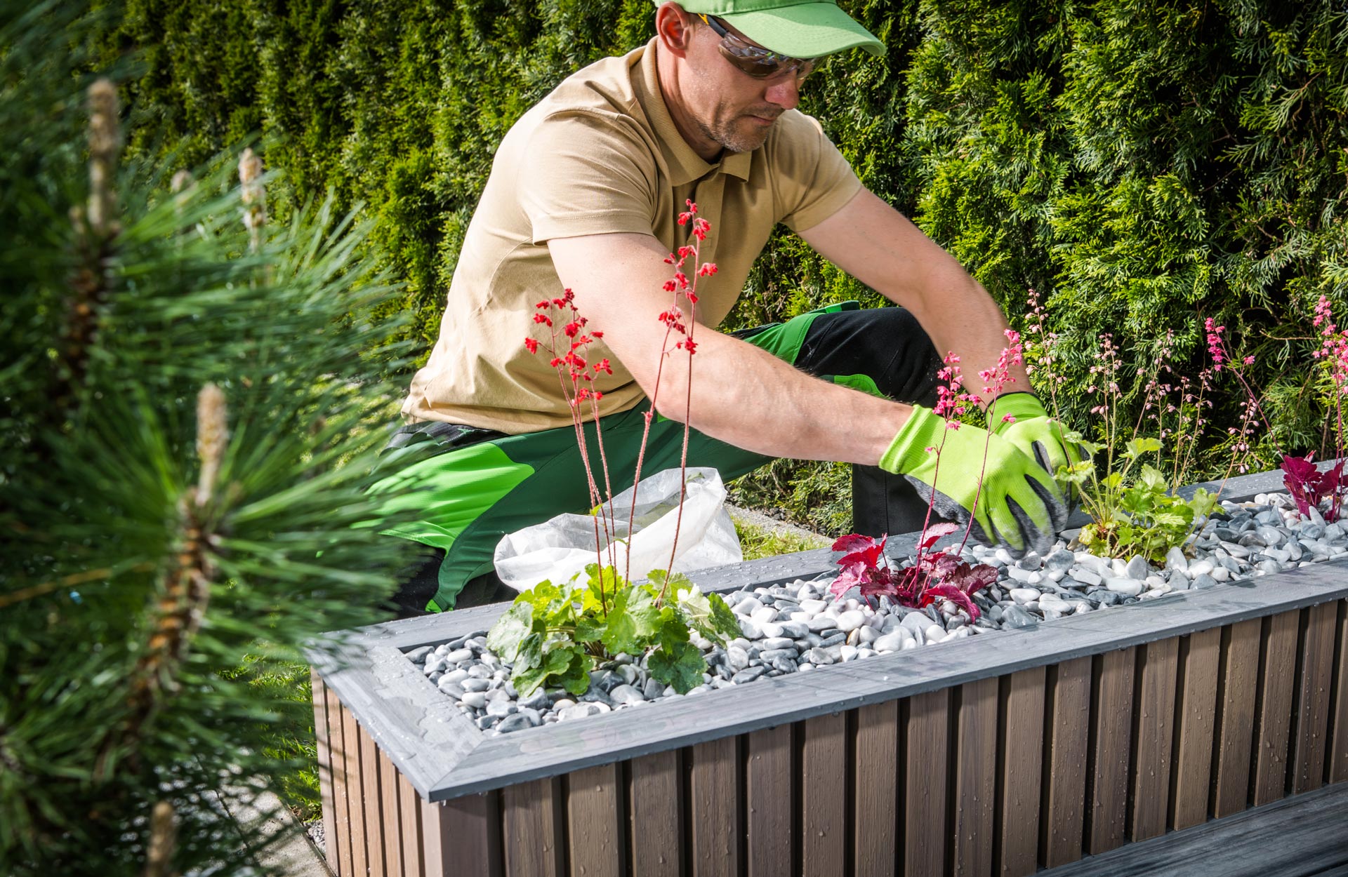 Giardiniere che prepara una fioriera per il giardino