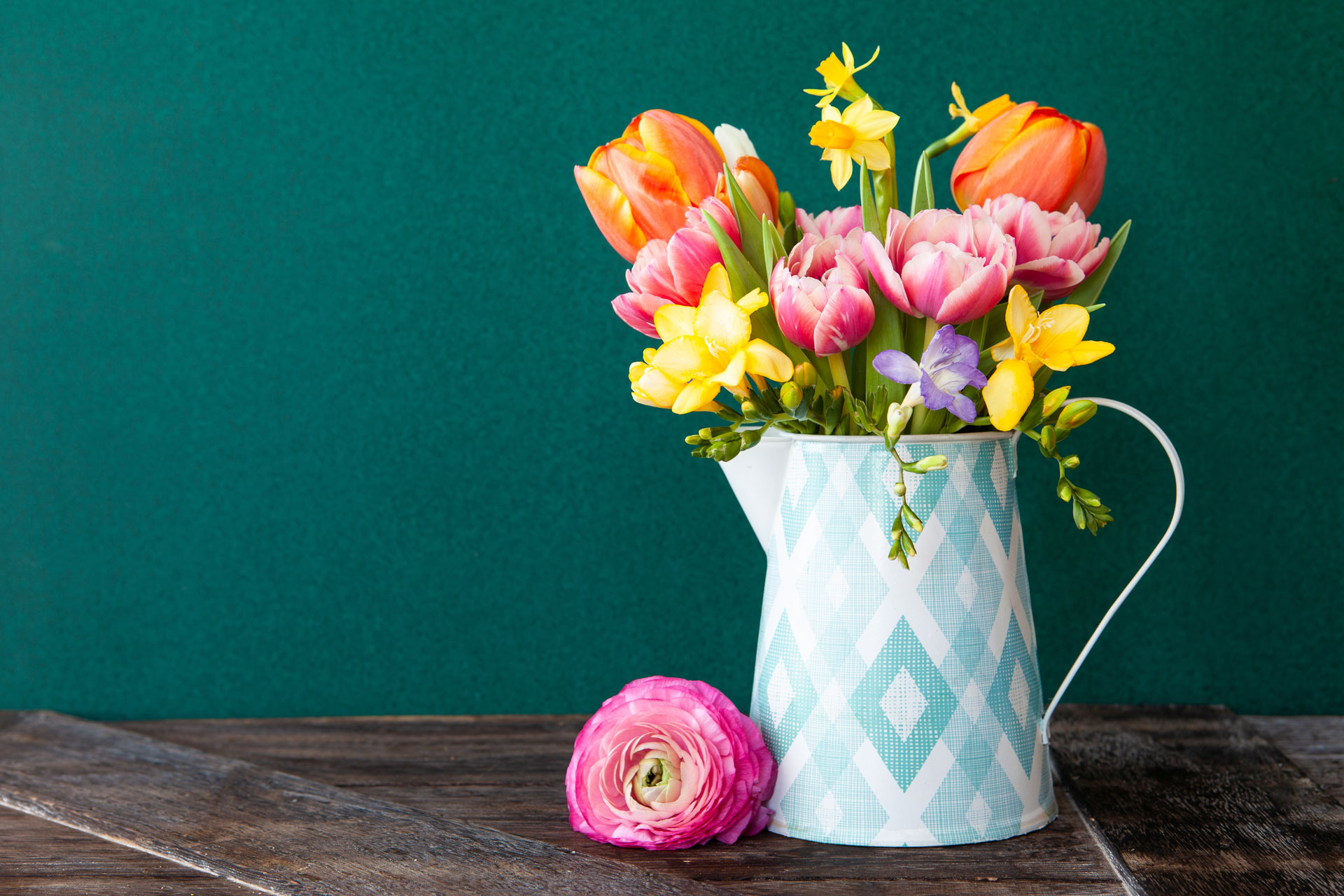 Un bouquet con i colori della stagione mette allegria in casa.