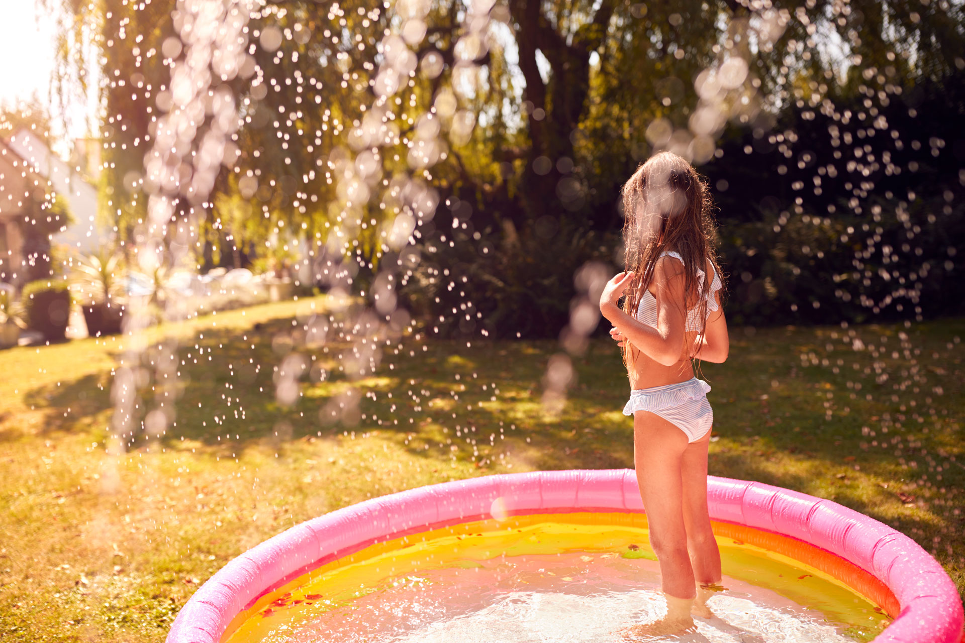 Vivi il tuo giardino in tranquillità, come questa bambina che può giocare facendo il bagno nella piscinetta.