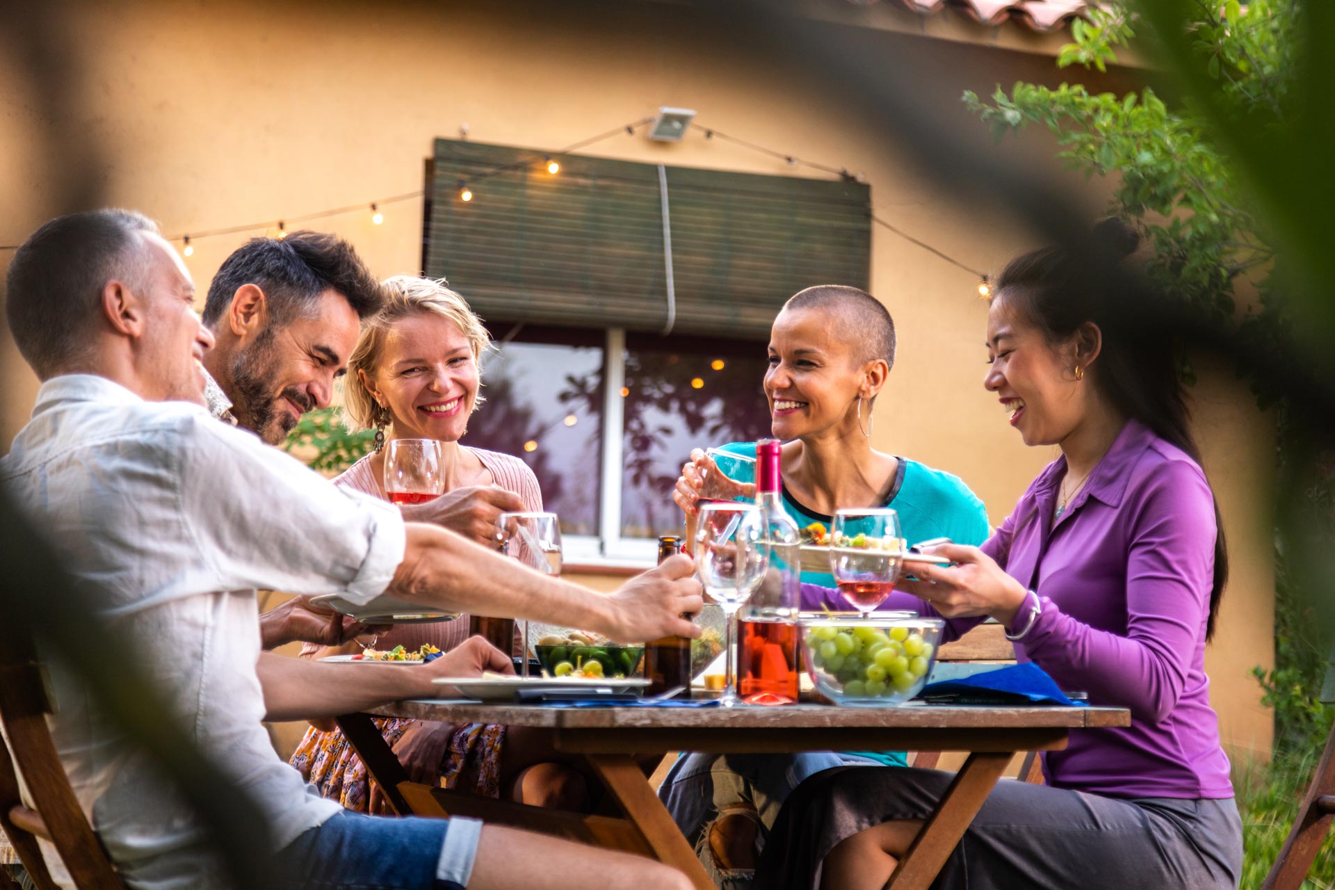 Amici e cena estiva